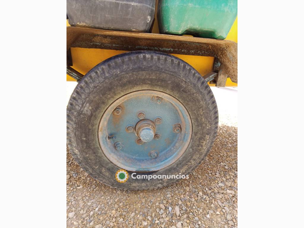 Cuba arrastrada de 1.000 L.  con bomba en Murcia