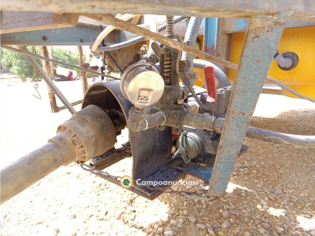Cuba arrastrada de 1.000 L.  con bomba en Murcia