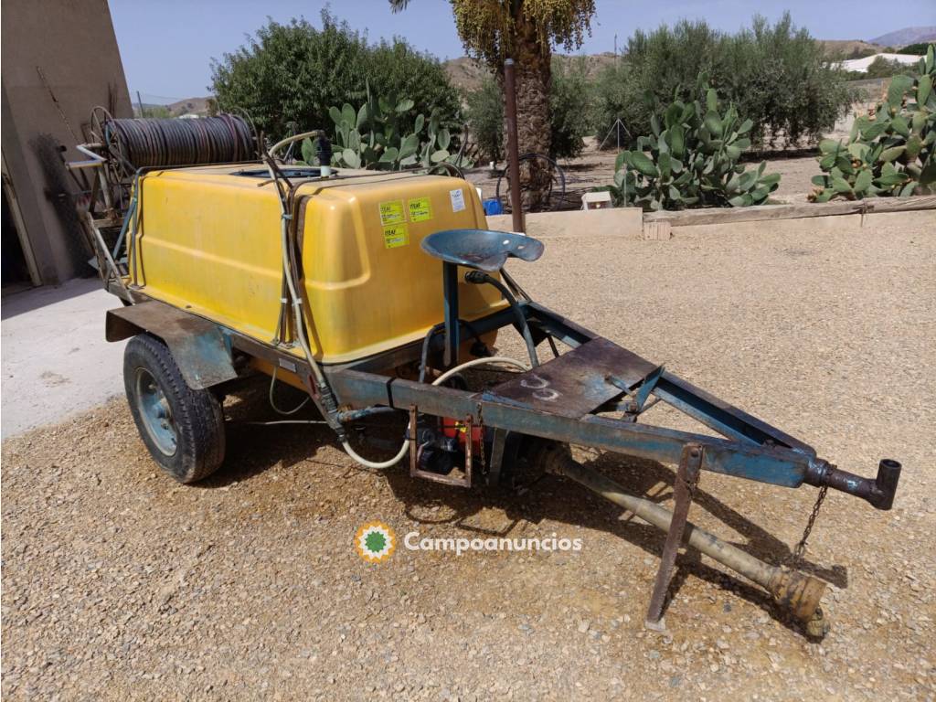 Cuba arrastrada de 1.000 L.  con bomba en Murcia