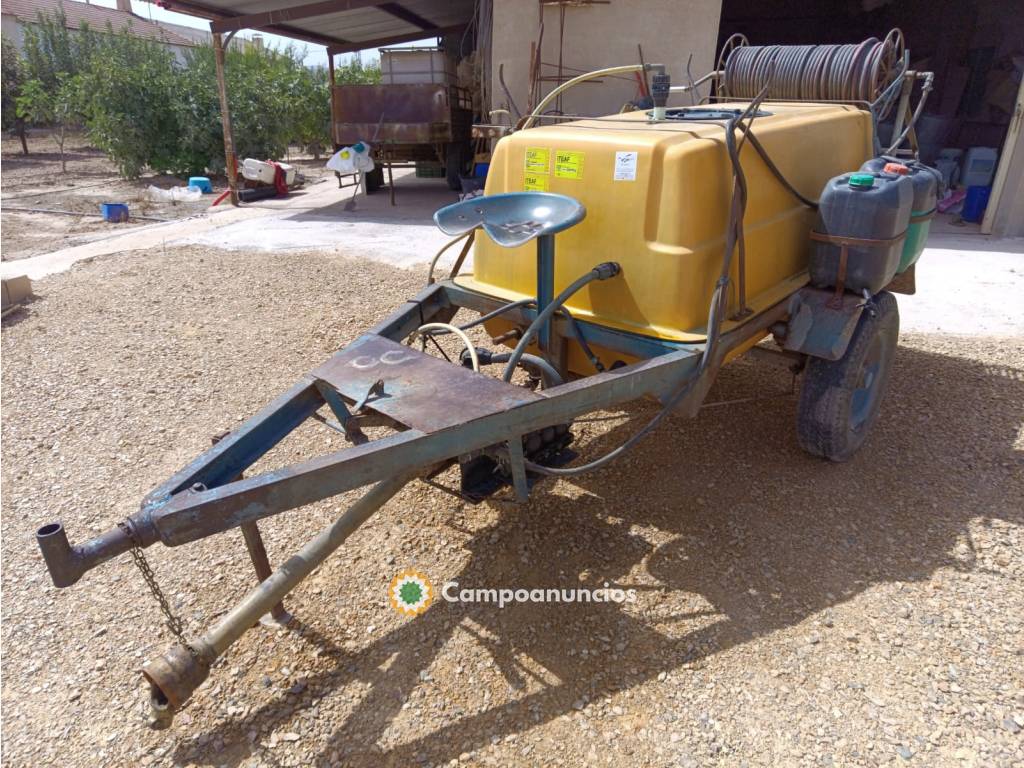 Cuba arrastrada de 1.000 L.  con bomba en Murcia