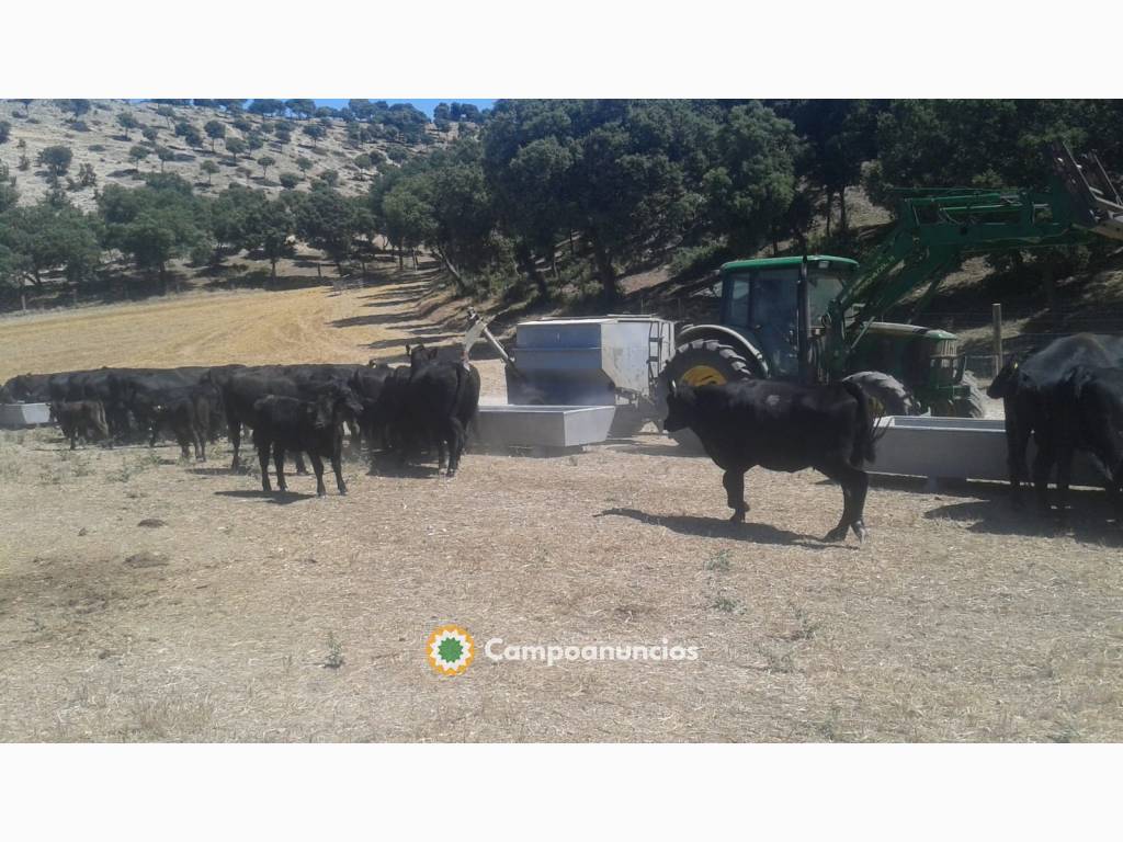 Venta de Comederos, Bebederos y Pajeros, en Cáceres